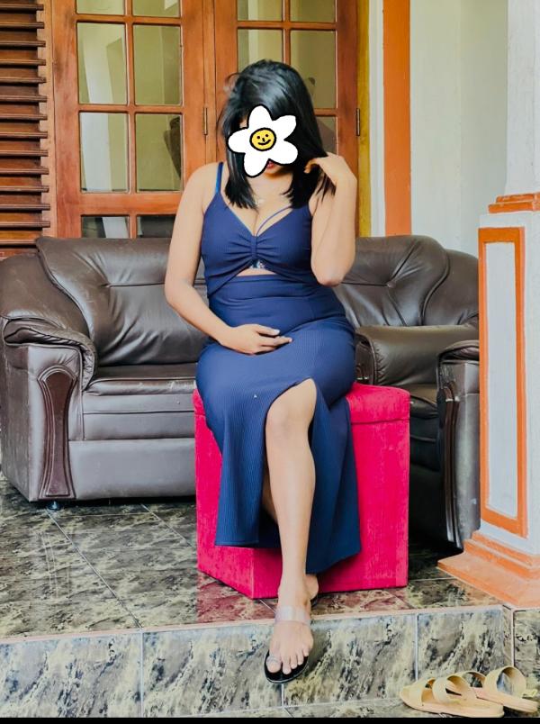 චූටි කෙල්ලෙක් එක්ක සැපක් ගමුද 👅👙💋