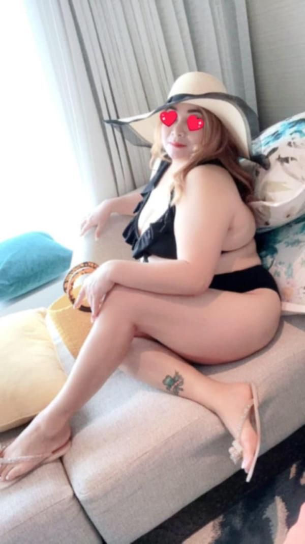 GORGEOUS SEXY HOT MILF IN TOWN