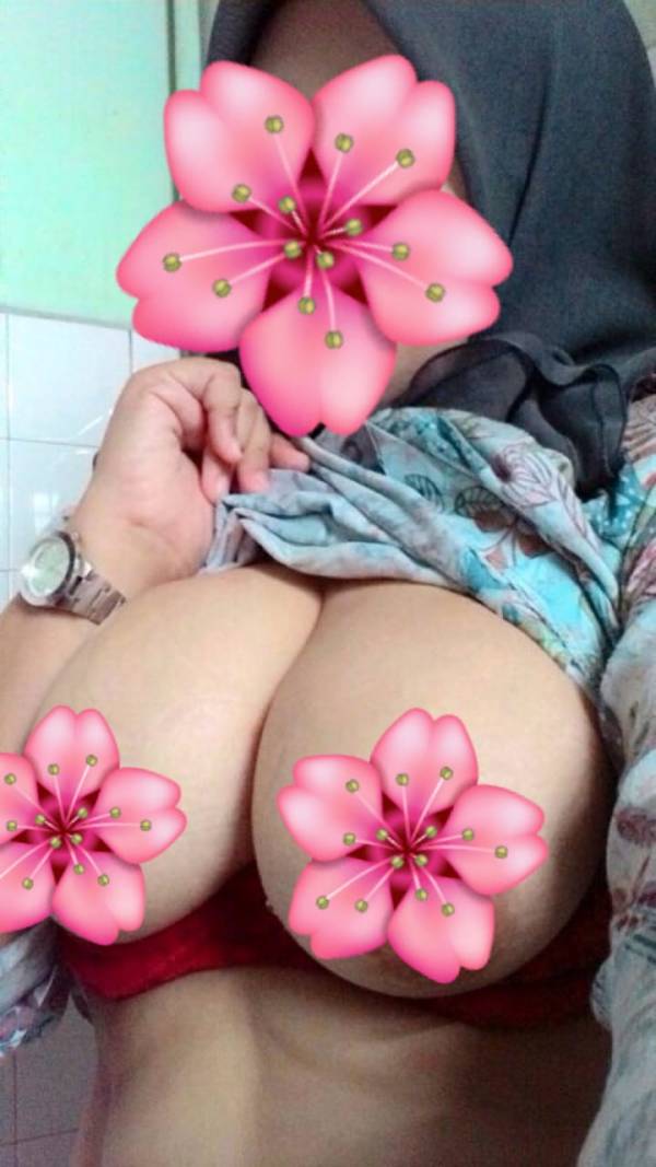 ලස්සන සුදු BOOBS මුස්ලිම්🧕 Girl | තව පොඩි දවසයි Cam Show එකක් ගන්න පුලුවන් 🍑