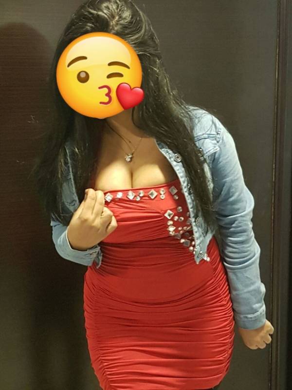 அழகான பெண் கிடைக்கிறாள். FULL SERVICE & Massage RS 10000/=1 shot 1 HOUR PRIVATE APARTMENT