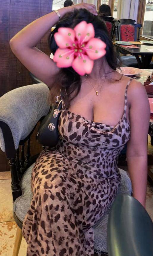 Hot tamil girl at Kollupitiya   ✅️கவர்ச்சியான தமிழ் பெண்✅️